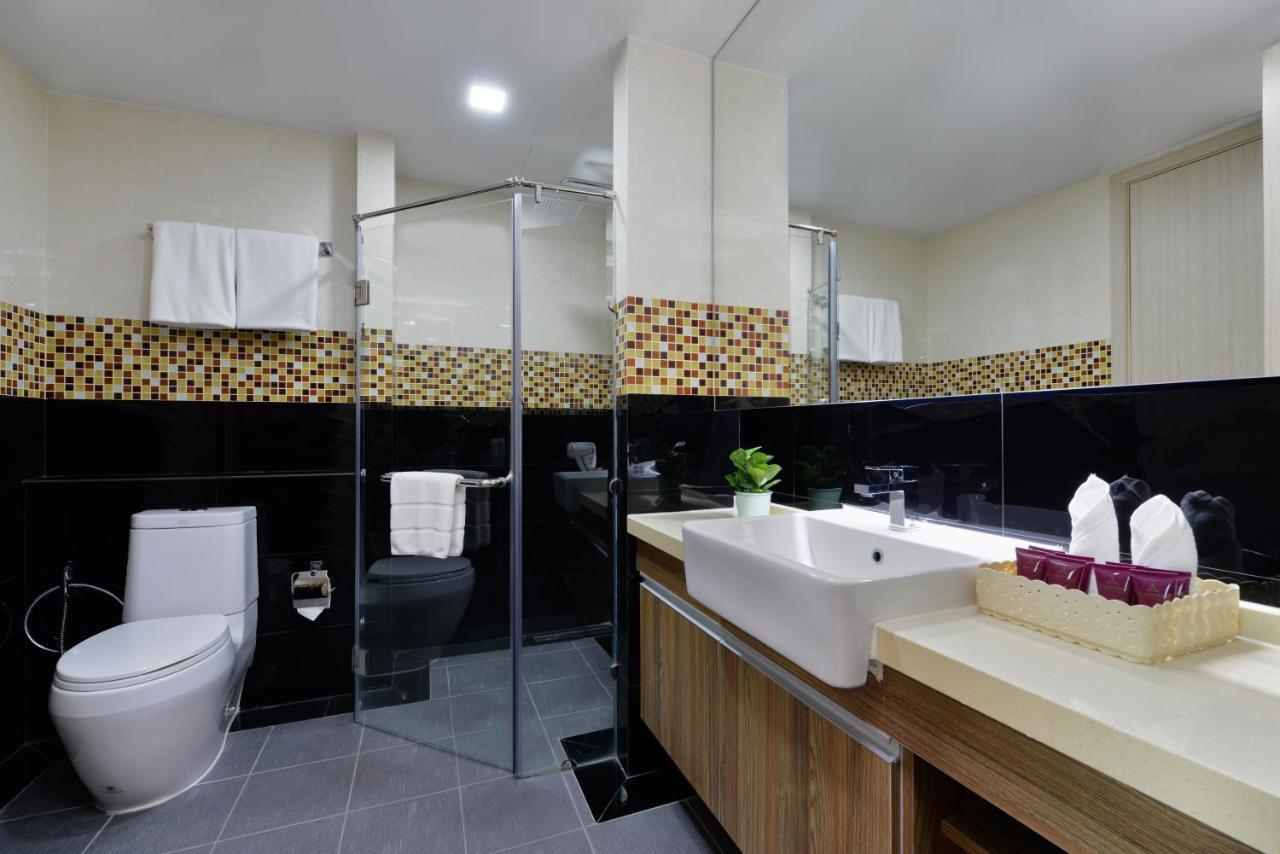 Ramada By Wyndham Bangkok Ten Ekamai Residences Exterior photo