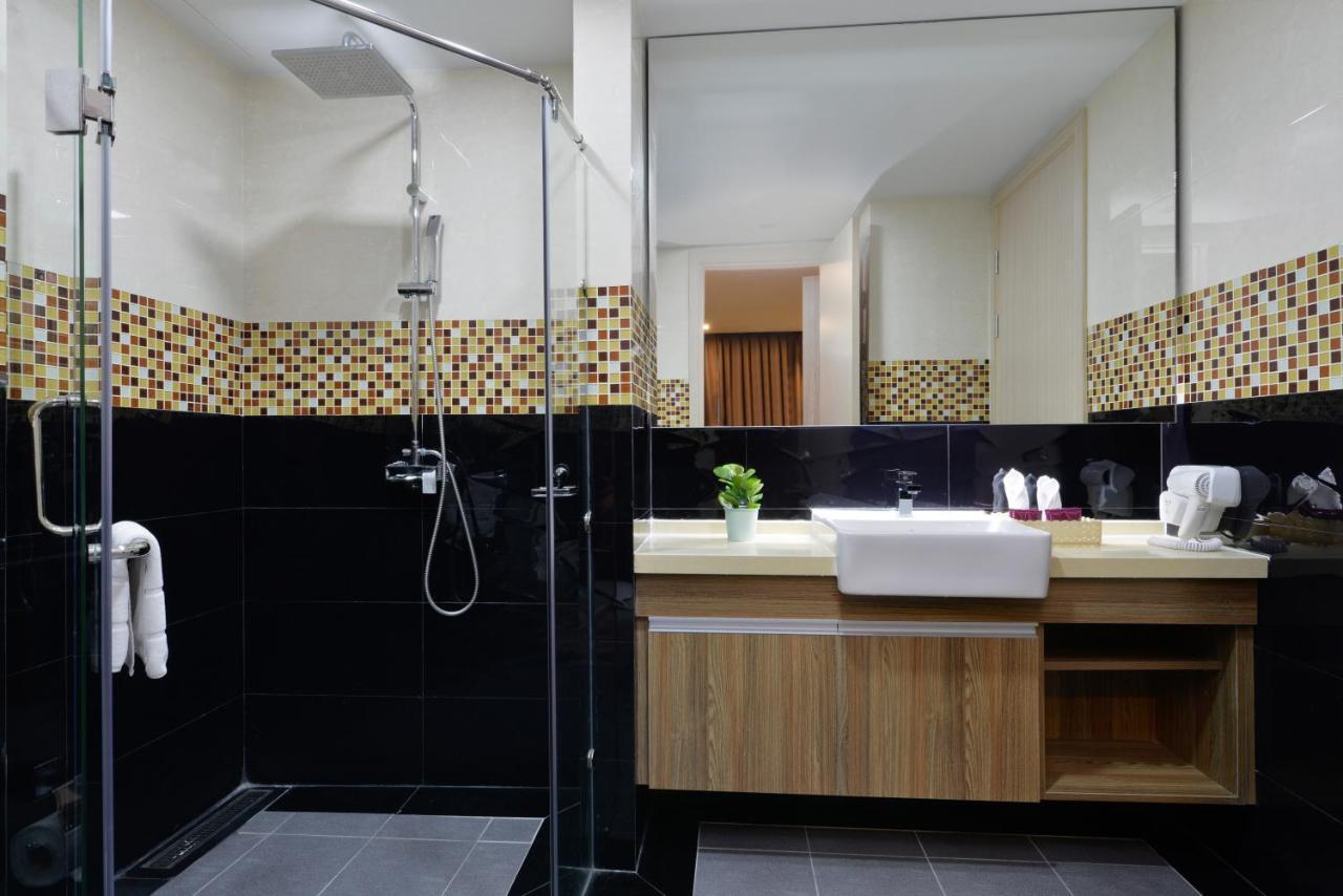 Ramada By Wyndham Bangkok Ten Ekamai Residences Exterior photo