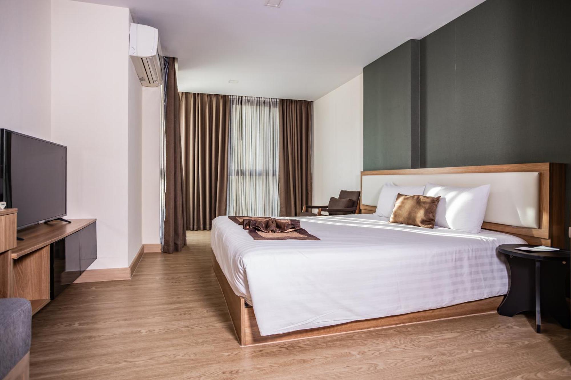 Ramada By Wyndham Bangkok Ten Ekamai Residences Exterior photo
