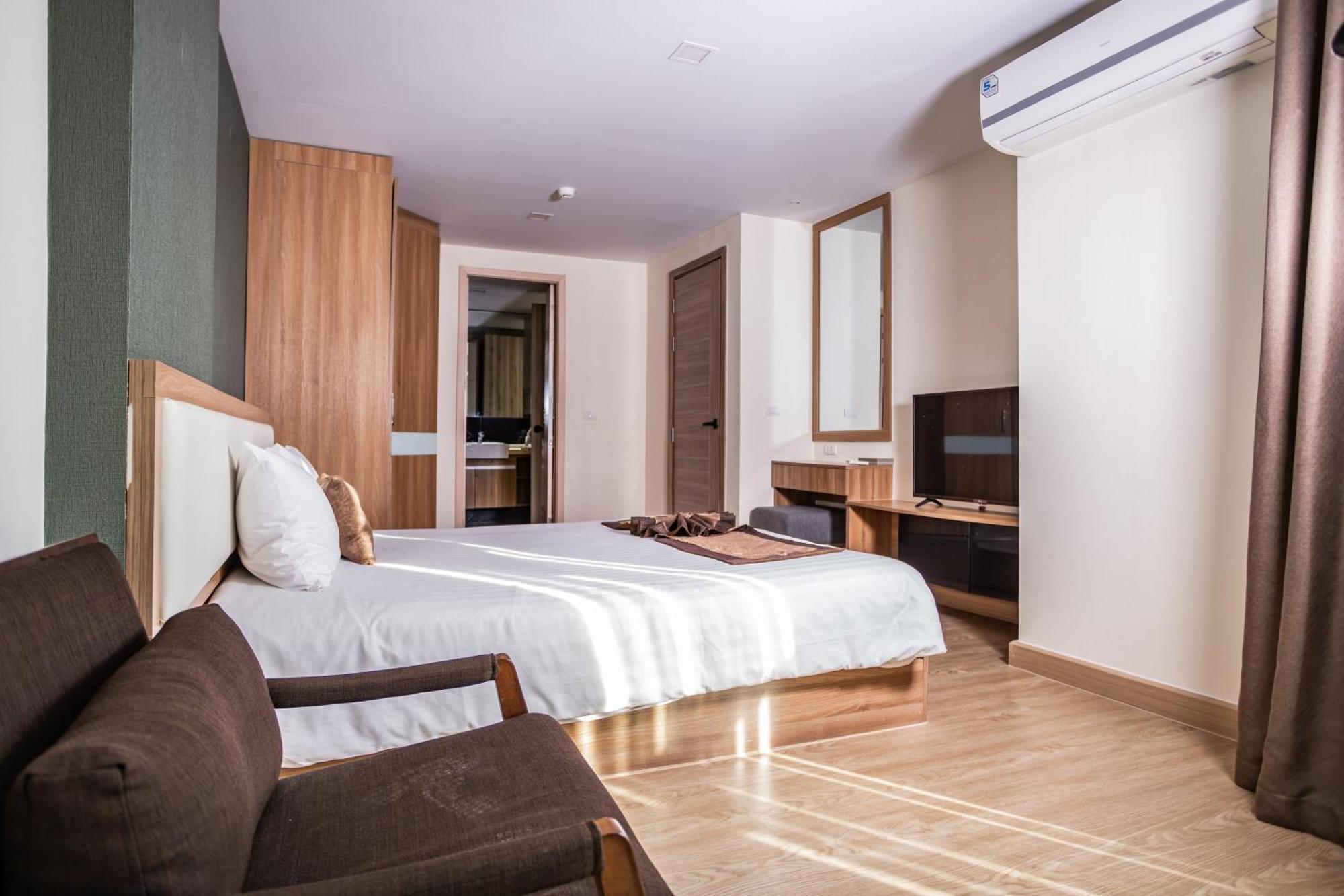Ramada By Wyndham Bangkok Ten Ekamai Residences Exterior photo
