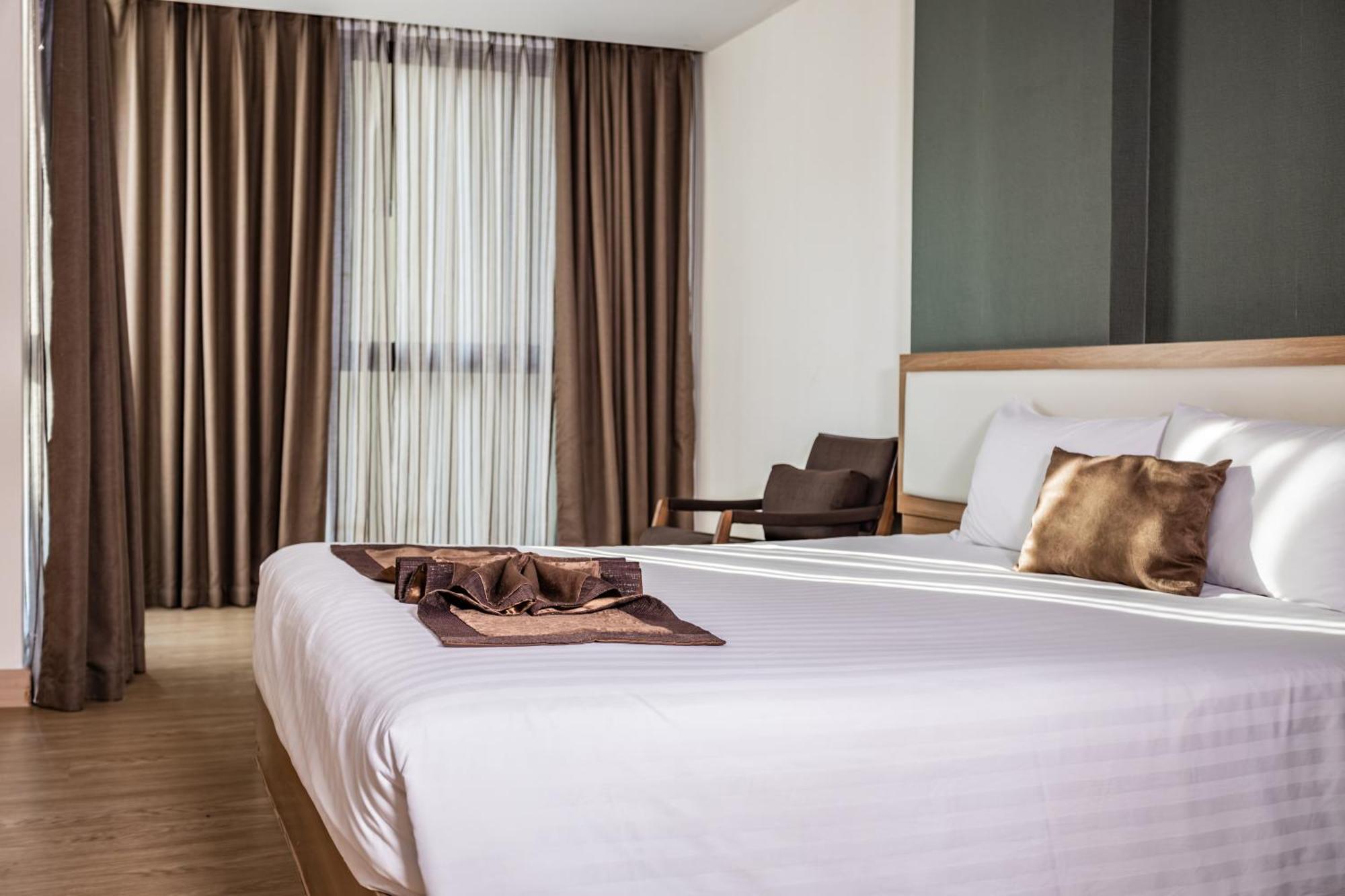 Ramada By Wyndham Bangkok Ten Ekamai Residences Exterior photo