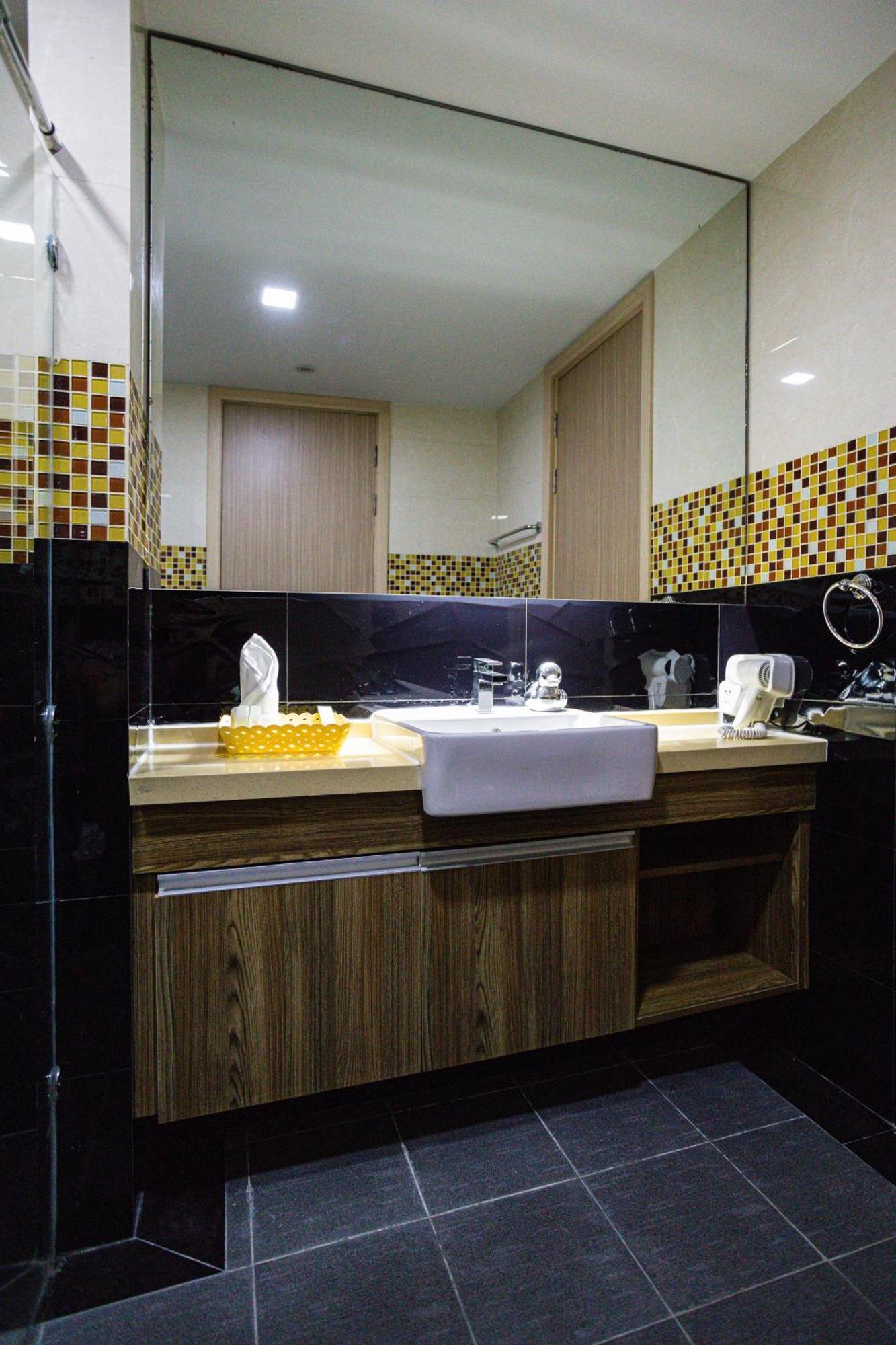 Ramada By Wyndham Bangkok Ten Ekamai Residences Exterior photo
