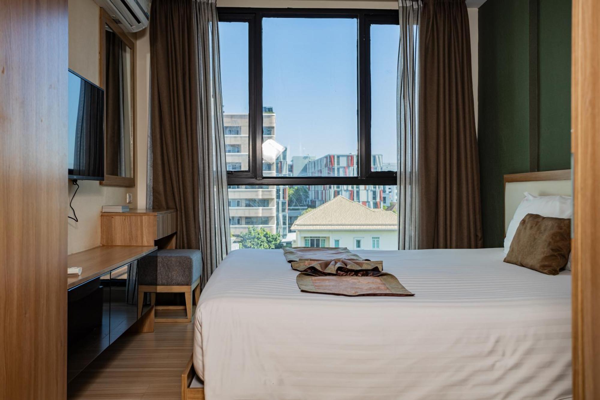 Ramada By Wyndham Bangkok Ten Ekamai Residences Exterior photo