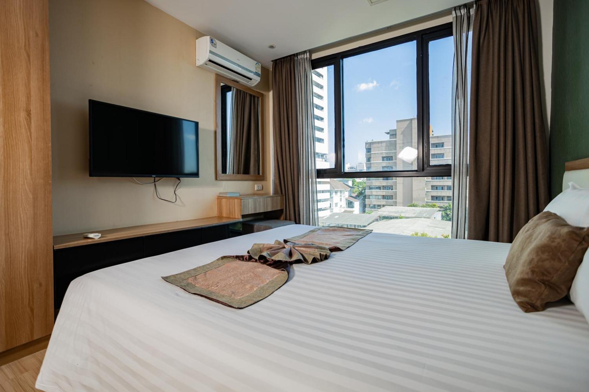 Ramada By Wyndham Bangkok Ten Ekamai Residences Exterior photo