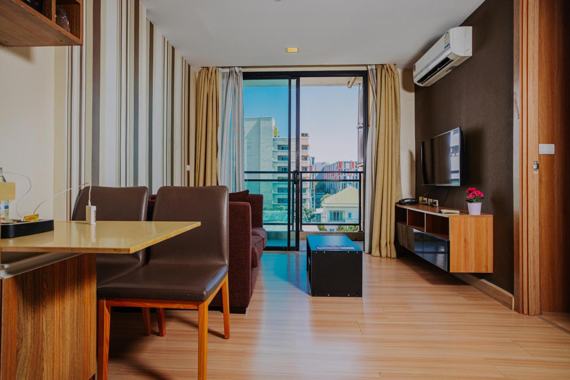 Ramada By Wyndham Bangkok Ten Ekamai Residences Exterior photo